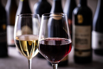 レストランでワインを飲む 