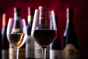 レストランでワインを飲む 