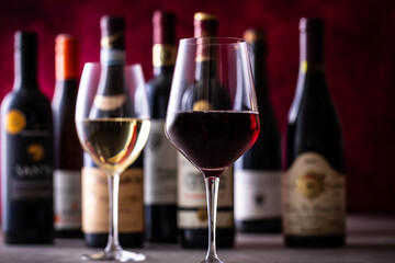 レストランでワインを飲む 