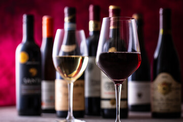 レストランでワインを飲む 