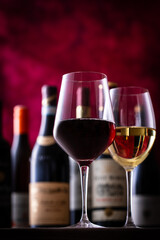 レストランでワインを飲む 