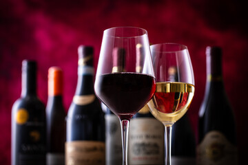 レストランでワインを飲む 