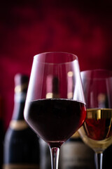 レストランでワインを飲む 