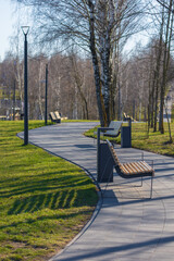 Obraz premium Wooden benches and chaise lounges for rest on the streets of the city and in the park, public places