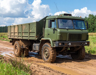 Obraz premium Military truck on a muddy road