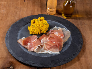 Raw parma ham and pumpkin mashed