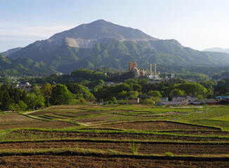 寺坂棚田　代掻き(しろかき)前、春の夕景