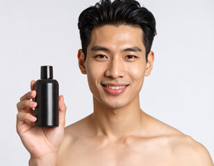 化粧品のボトルを持つ男性の画像
