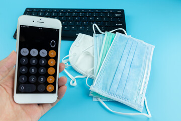The mobile phone calculator calculates medical mask items