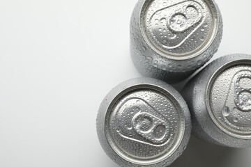 Obraz premium Many different tin cans on light background, top view. Space for text