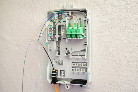 Im Keller wird der Haus&uuml;bergabepunkt f&uuml;r ein Glasfaserkabel montiert