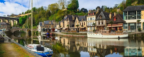 Gordijnen France travel, most scenic villages and towns of Brittany. Picturesque traditional port of Dinan with half-timbered houses, restaurants over canals © Freesurf