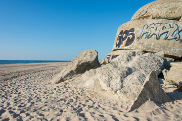 Alte Bunker aus Beton am Strand der Nordsee in Dänemark