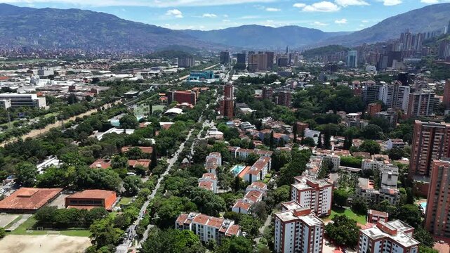 Video a&eacute;reo por el Poblado, en la Ciudad de Medell&iacute;n, Colombia, cerca a la MIlla de Oro.