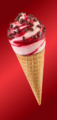 Kirsch Eis mit Schokoladenstuecken gestrudelt in Waffeltuete, Eistüte, Eiswaffel, 