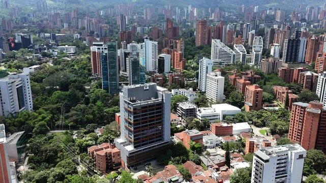 Video a&eacute;reo por el Poblado, en la Ciudad de Medell&iacute;n, Colombia, cerca a la MIlla de Oro.