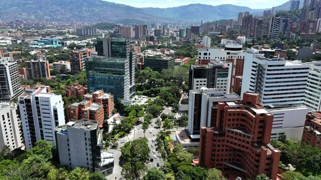 Video a&eacute;reo por el Poblado, en la Ciudad de Medell&iacute;n, Colombia, cerca a la MIlla de Oro.