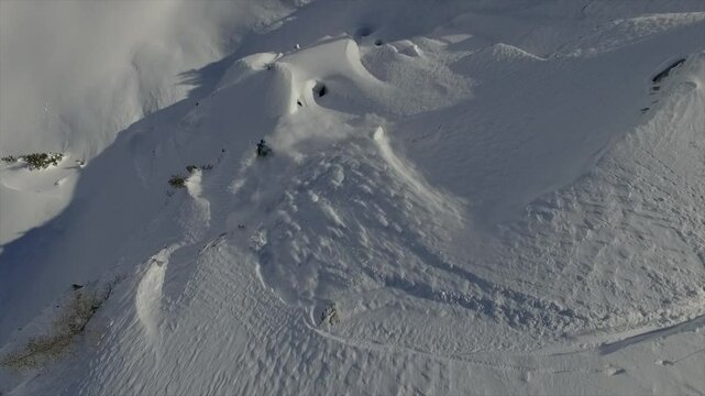 Drone ski freeride dans belle poudreuse