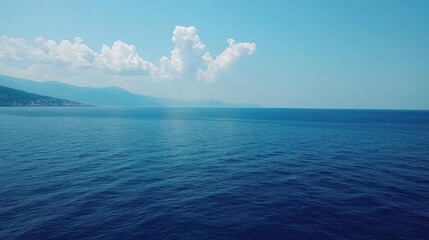 Obraz premium Calm sea meets the horizon under a bright sky.