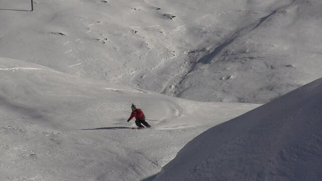 Run de ski dans belle poudreuse