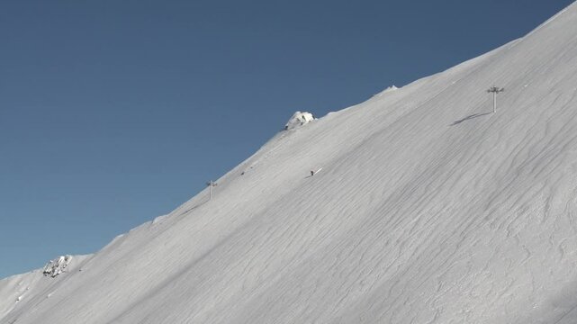 Run de ski dans belle poudreuse