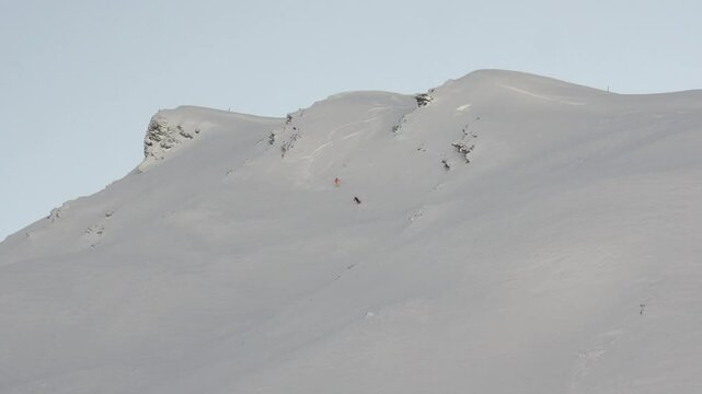 Deux skieurs descendant dans la poudreuse