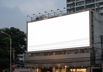 Obraz premium 都会の夜空輝く巨大広告看板 白背景