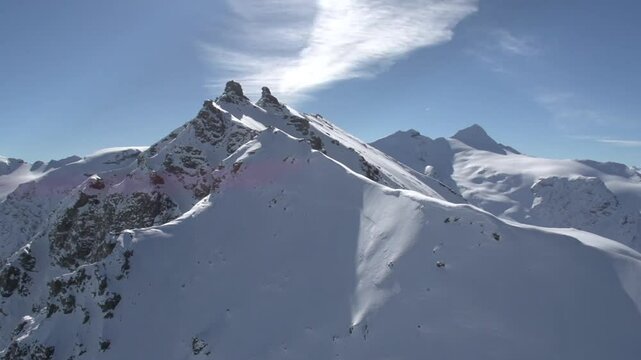 Paysage enneig&eacute; montagne h&eacute;licopt&egrave;re