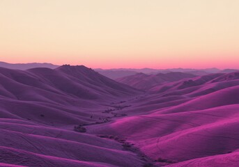Naklejka premium 穏やか夕暮れ 紫の山並み 静寂な風景