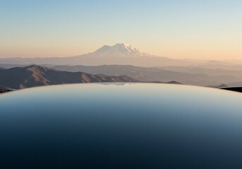 山頂からの美しい山脈 穏やかな朝焼け鏡面反射