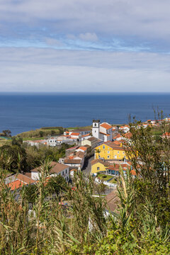 Dorf auf den Azoren mit Blick auf den Atlantik, Aussichtspunkt