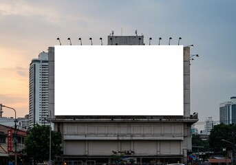 Obraz premium 都会の夕暮れ 巨大な空白看板 広告スペース