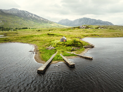 Steinmole und einsames H&auml;uschen am Ballynahinch Lake