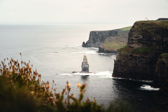 Dramatische Steilk&uuml;ste mit Felsnadel an den Cliffs of Moher, Irland