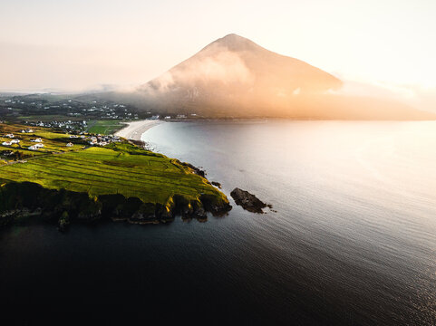 Morgenlicht &uuml;ber Dugort Beach und Doogort West auf Achill Island, Irland