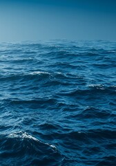 Fototapeta premium 穏やかで深い紺碧の海 波穏やかに揺れる水面