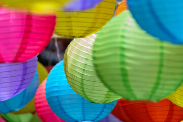 夜空に浮かぶカラフルな紙提灯 © Kazutaka