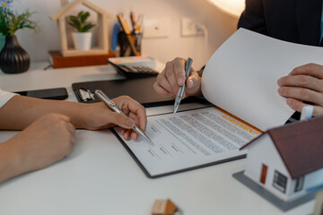 staff is explaining the information about the house lease contract documents to the buyer, the buyer signs the house lease agreement acknowledgment contract with the staff to transfer the ownership