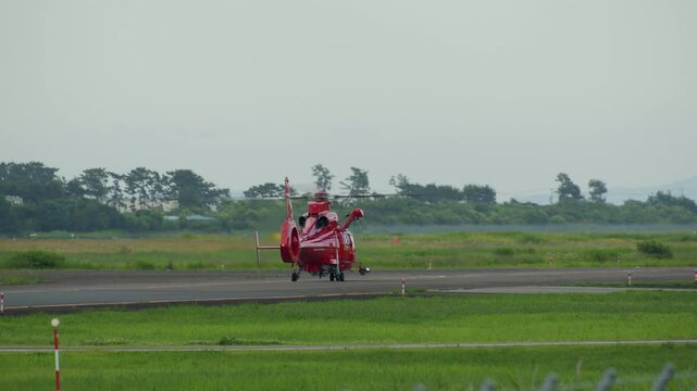 タキシング中の防災ヘリコプター Taxiing disaster prevention helicopter