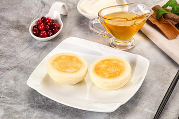 Roasted cheesecakes - Syrniki with honey