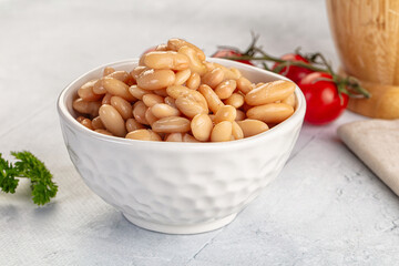 Canned white beans in the bowl