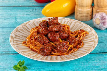 Italian spaghetti with beef meatballs