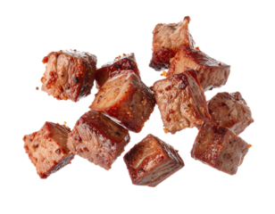 Gebratene Fleischwürfel fallend isoliert auf weißen Hintergrund