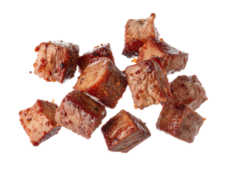 Gebratene Fleischwürfel fallend isoliert auf weißen Hintergrund