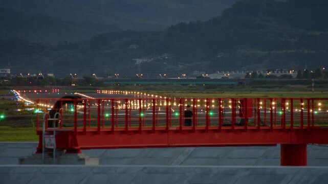 進入灯と離陸する飛行機 Approach Light & Plane landing