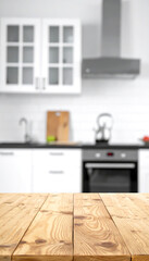 Im Vordergrund ein Tisch, im Hintergrund unscharf eine Küche 