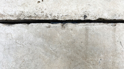 Obraz premium Cracked Concrete Surface with Visible Gap in Urban Setting