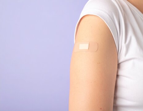  Primer plano de brazo con parche post vacuna