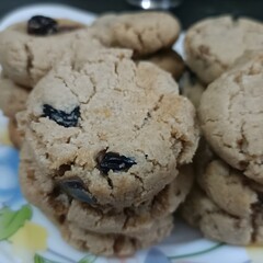 Bite into the crunchy, crumbly goodness of these homemade raisin cookies. Loaded with sweet raisins and baked to perfection, they’re the ideal teatime or snack-time treat.