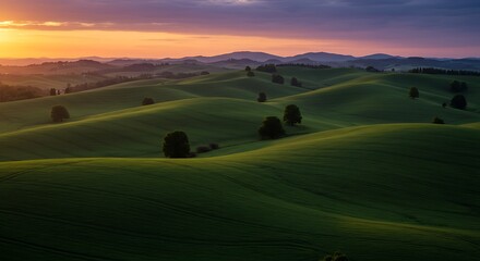 Obraz premium Rolling Green Hills at Sunset – Serene Nature Landscape 